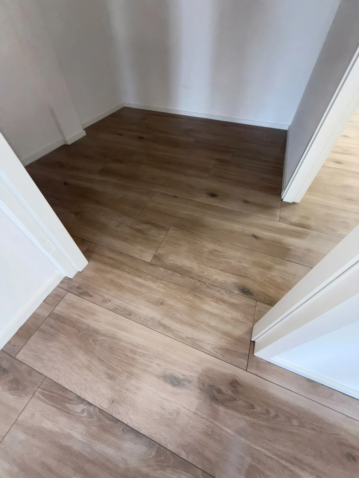 Woonruimte met doorgelegde houtlook vloertegels